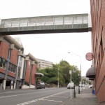 Tunnel entre les deux batiments pour faire passer la bière